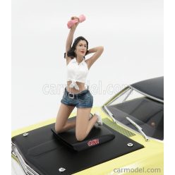   FIGURES  DONNA - WOMAN SEATED WEEKEND CAR SHOW - CAR NOT INCLUDED  WHITE BLUE