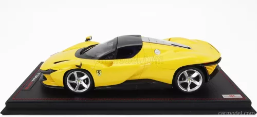 FERRARI  DAYTONA SP3 2022 - CON VETRINA - WITH SHOWCASE  GIALLO MODENA - YELLOW