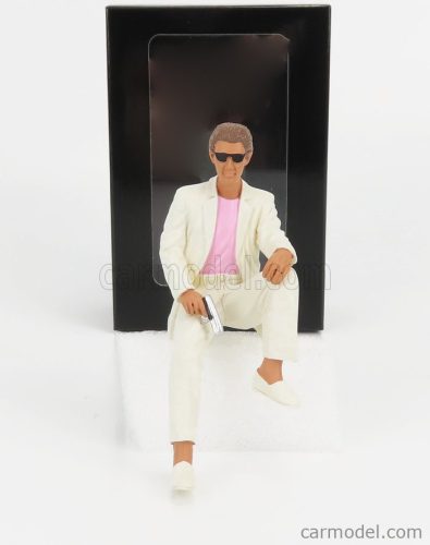 FIGURES  SUNNY SITTING FOR FERRARI 365 GTB DAYTONA SPIDER OPEN 1969