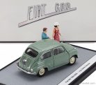 FIAT  DIORAMA 600 BERLINA 1-SERIES WITH FIGURES 1955 - 70th ANNIVERSARIO 2025 - IL CAPOLAVORO DI DANTE GIACOSA  VERDE CHIARO - GREEN
