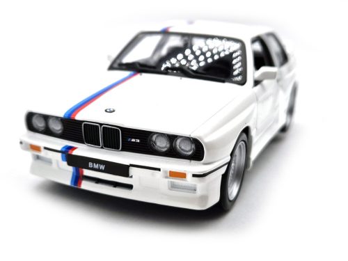 BMW E30 M3 (1988) - fehér  - Bburago - 1:24