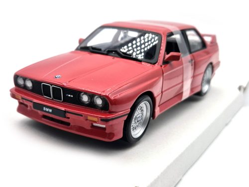 BMW E30 M3 (1988) - piros - Bburago - 1:24