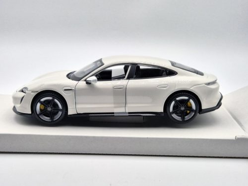 Porsche Taycan Turbo S - Bburago - 1:24