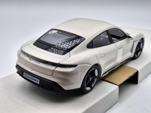 Porsche Taycan Turbo S - Bburago - 1:24