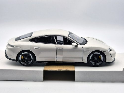 Porsche Taycan Turbo S - Bburago - 1:24