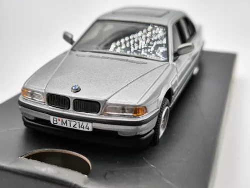 BMW E38 750iL - James Bond Tomorrow never dies (1997)  - Corgi - 1:36 - díszdobozos