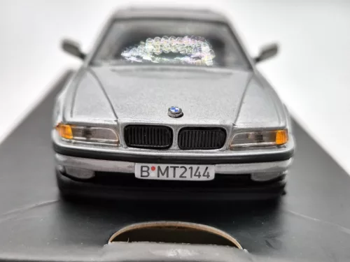 BMW E38 750iL - James Bond Tomorrow never dies (1997)  - Corgi - 1:36 - díszdobozos