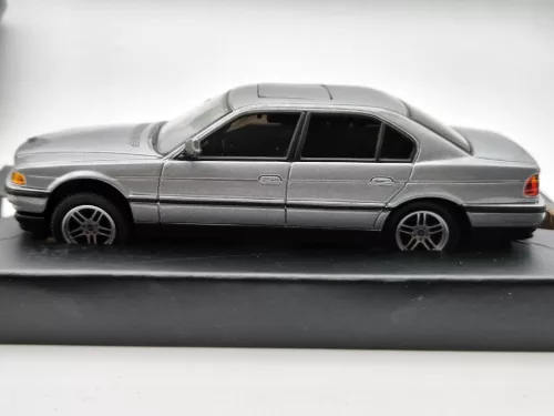 BMW E38 750iL - James Bond Tomorrow never dies (1997)  - Corgi - 1:36 - díszdobozos