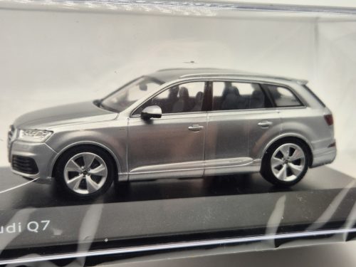 Audi Q7 V8 TDI Quattro S-line (2014) - Spark-Model - 1:43 - repedt vitrinnel