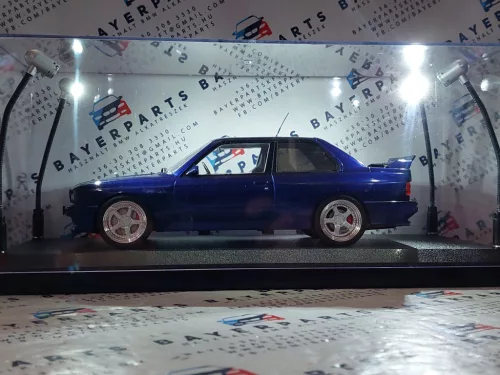Vitrin / display 1:18 modellautóhoz - led világítással - fekete talp