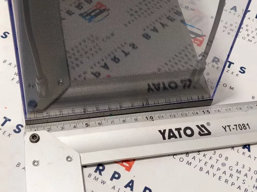 Vitrin / display 1:18 modellautóhoz - led világítással - fekete talp