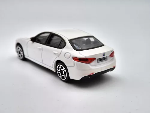 Alfa Romeo Giulia (2016) - fehér -  Bburago - 1:43