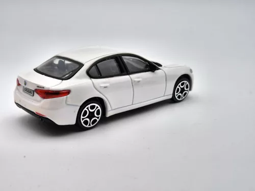 Alfa Romeo Giulia (2016) - fehér -  Bburago - 1:43
