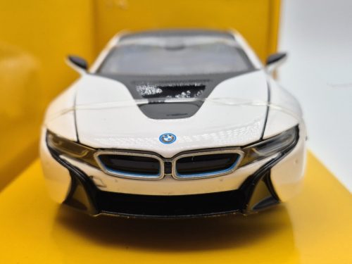 BMW i8 (2015) - fehér - Rastar - 1:24