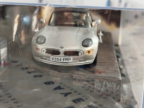 BMW Z8 - James Bond - The World is not Enough - A világ nem elég -  Edicola - 1:43