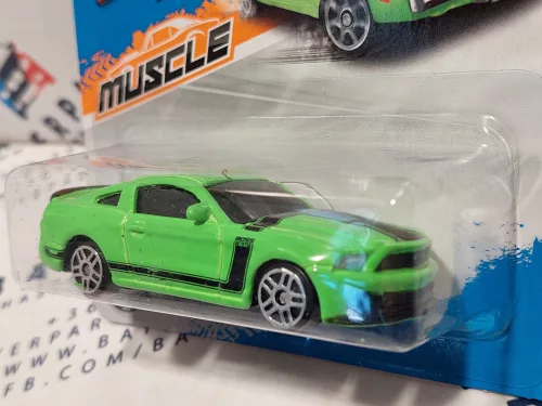 Ford Mustang Boss 302 (2013) - zöld/fekete -  Maisto - 1:64