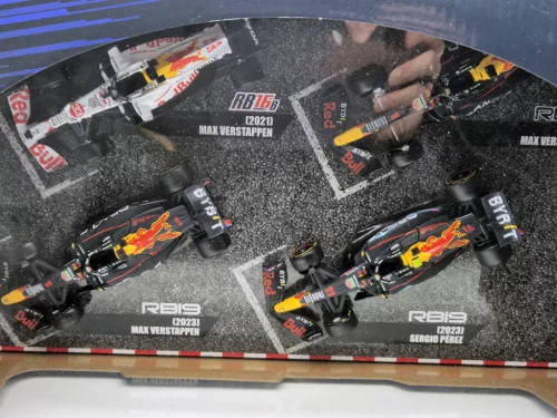 Red Bull F1 szett - 2023 RB19 Max Verstappen - 2023 RB19 Sergio Perez (Miami) - 2022 RB18 Max Verstappen - 2021 RB16B Max Verstappen (Turkish GP) -  Bburago -1:43
