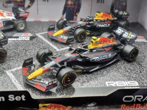 Red Bull F1 szett - 2023 RB19 Max Verstappen - 2023 RB19 Sergio Perez (Miami) - 2022 RB18 Max Verstappen - 2021 RB16B Max Verstappen (Turkish GP) -  Bburago -1:43