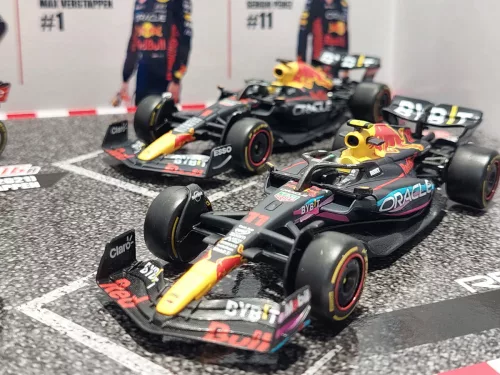 Red Bull F1 szett - 2023 RB19 Max Verstappen - 2023 RB19 Sergio Perez (Miami) - 2022 RB18 Max Verstappen - 2021 RB16B Max Verstappen (Turkish GP) -  Bburago -1:43
