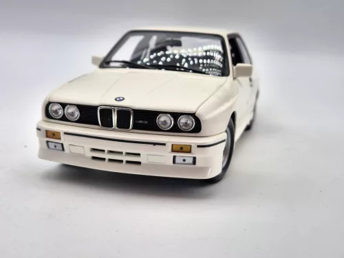 BMW E30 M3 (1987) - fehér -  Minichamps - 1:18