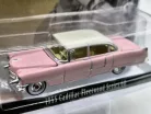Cadillac Fleetwood Series 60 (1955) - Elvis Presley - rózsaszín/fehér -  Greenlight - 1:64