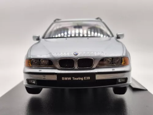 BMW E39 Touring (1998) - ezüst -  Triple9 - 1:18