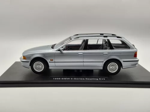 BMW E39 Touring (1998) - ezüst -  Triple9 - 1:18