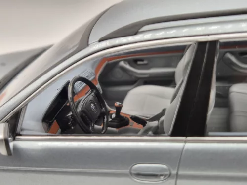 BMW E39 Touring (1998) - ezüst -  Triple9 - 1:18