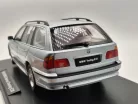 BMW E39 Touring (1998) - ezüst -  Triple9 - 1:18
