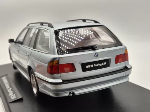 BMW E39 Touring (1998) - ezüst -  Triple9 - 1:18