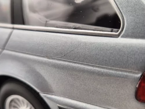 BMW E39 Touring (1998) - ezüst -  Triple9 - 1:18