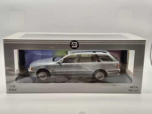 BMW E39 Touring (1998) - ezüst -  Triple9 - 1:18
