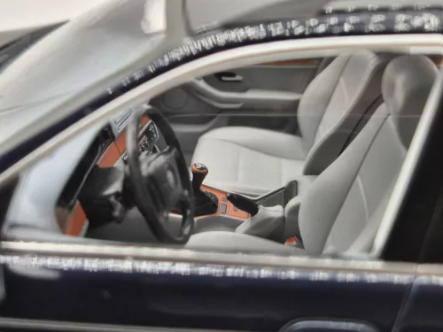 BMW E39 Touring (1998) - kék -  Triple9 - 1:18