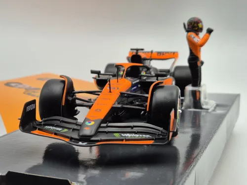 McLaren MCL38 F1 #81 (2024) - Oscar Piastri - KÜLÖN PILÓTÁVAL -  Bburago - 1:24