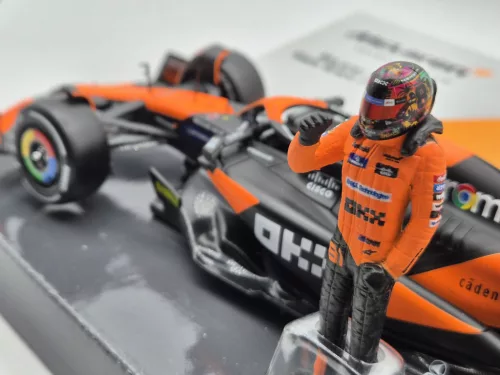 McLaren MCL38 F1 #81 (2024) - Oscar Piastri - KÜLÖN PILÓTÁVAL -  Bburago - 1:24