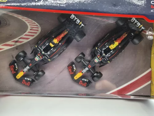 Red Bull RB20 F1 szett (2024) - #1 Max Verstappen - #11 Sergio Perez -  Bburago - 1:43