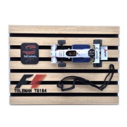   Toleman Hart TG184 F1 #19 (1984) - Ayrton Senna - dísztáblán - dísztárgy -  Edicola - 1:24