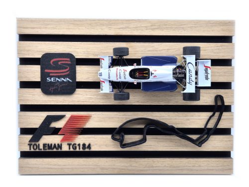 Toleman Hart TG184 F1 #19 (1984) - Ayrton Senna - dísztáblán - dísztárgy -  Edicola - 1:24