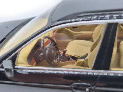 BMW E39 touring (1998) - fekete - Triple9 - 1:18