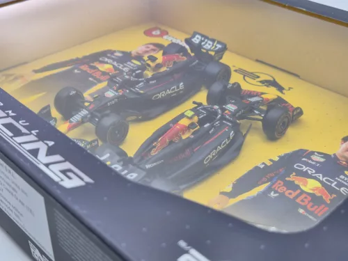 Red Bull RB20 F1 szett (2024) - #1 Max Verstappen - #11 Sergio Perez -  Bburago - 1:43