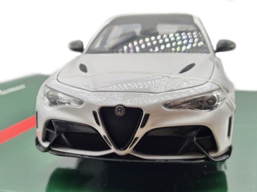 Alfa Romeo Giulia GTAm (2020) - trophy white / fehér -  Bburago - 1:18