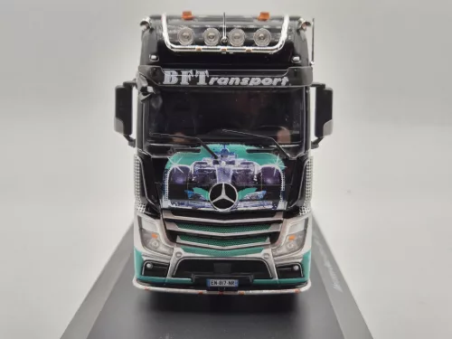 Mercedes Benz Actros MP4 AMG Petronas F1 kamion -  Edicola - 1:43