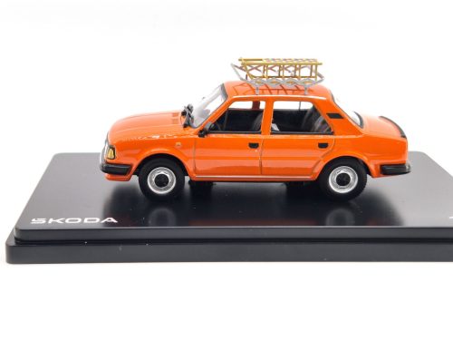 Skoda 120L (1984) - tetőcsomagtartóval és szánkóval - narancs - Abrex - 1:43